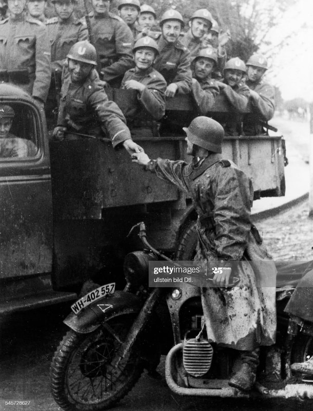 Un soldato tedesco saluta gli Ustascia croati. 1941.